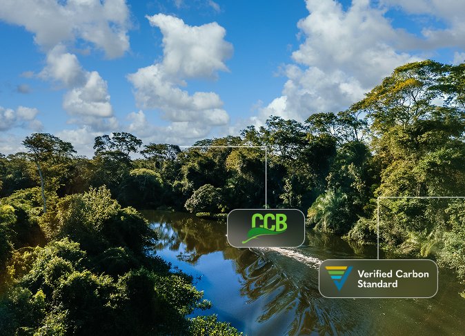 Vista aérea do Rio Preto da Eva na Amazônia, mostrando a densa floresta amazônica nativa preservada e o rio serpenteando entre a vegetação, com selos de certificação CCB e Verified Carbon Standard